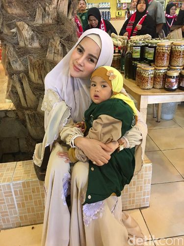 7 Gaya <i>Stylish</i> nan Menggemaskan Putri Olla Ramlan Saat Umrah
