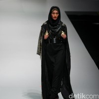 Koleksi busana Hauri by Norma Hauri mengangkat tema Integrated di Indonesia Fashion Week 2017. Jakarta Convention Center. Senayan. Jakarta. [Foto: Mohammad Abduh/Wolipop]