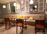 Brownstone : Spaghetti Saus Pesto Bertopping Keju Leleh