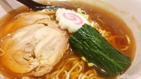 Untuk Anda yang ingin menu pork-free. Ada shoyu dan miso chicken ramen dengan kaldu ayam, fish cake serta rebung. Bisa disajikan pedas atau dalam porsi kecil untuk shoyu.