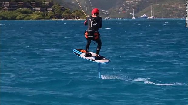 Richard Branson mencoba foilboarding