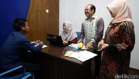 Ketua Ombudsman Amzulian Rifai dan Wakil Ketua Ombudsman Lely Pelitasari Soebekty meninjau pelayanan di pusat pelayanan laporan masyarakat.