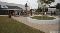 Taman ini dilengkapai berbagai sarana termasuk permainan untuk anak-anak.