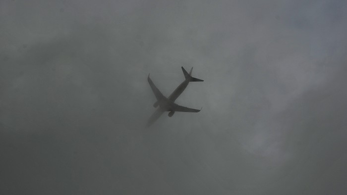 Sebuah pesawat menerobos awan tebal saat akan mendarat di Makassar, Sulawesi Selatan, Selasa (7/2). BMKG Sulsel meminta warga mewaspadai cuaca buruk hingga Maret 2017 dengan curah hujan mencapai 60 mm hingga 150 mm per hari. ANTARA FOTO/Yusran Uccang