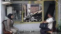 Warga melihat rumahnya yang hangus terbakar.