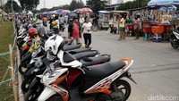 Fasilitas parkir dan pedagang kaki lima perlu ditata sedemikian rupa agar tetap menjadi lebih indah dan teratur.