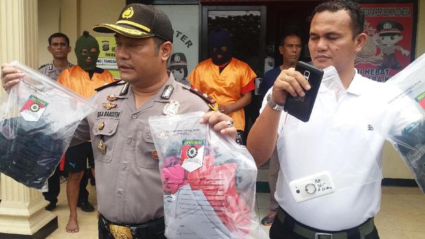 Para pelaku ditangkap polisi satu jam setelah kejadian.