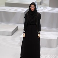 Koleksi busana Hauri by Norma Hauri mengangkat tema Integrated di Indonesia Fashion Week 2017. Jakarta Convention Center. Senayan. Jakarta. [Foto: Mohammad Abduh/Wolipop]