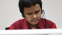 Meskipun indra penglihatannya tak sempurna, ia tetap bisa bekerja layaknya orang normal.
