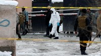 Pelaku penyerangan tampaknya masuk ke area di mana para petugas keamanan melakukan security check ketika dia meledakkan bom itu. REUTERS/Omar Sobhani.