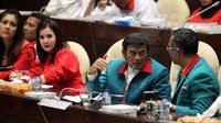 Ketum Partai Idaman Rhoma Irama berdiskusi dengan Sekjen Partai Idaman Ramdansyah Bakir di sela-sela rapat dengan Pansus RUU Pemilu.