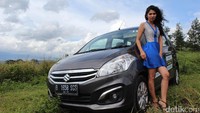 Model berpose dengan Ertiga Diesel Hybrid. Ertiga Diesel Hybrid ini menawarkan mesin diesel yang mutakhir serta teknologi hybrid. Foto: Rangga Rahadiansyah
