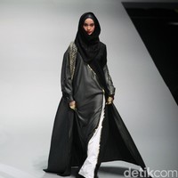 Koleksi busana Hauri by Norma Hauri mengangkat tema Integrated di Indonesia Fashion Week 2017. Jakarta Convention Center. Senayan. Jakarta. [Foto: Mohammad Abduh/Wolipop]