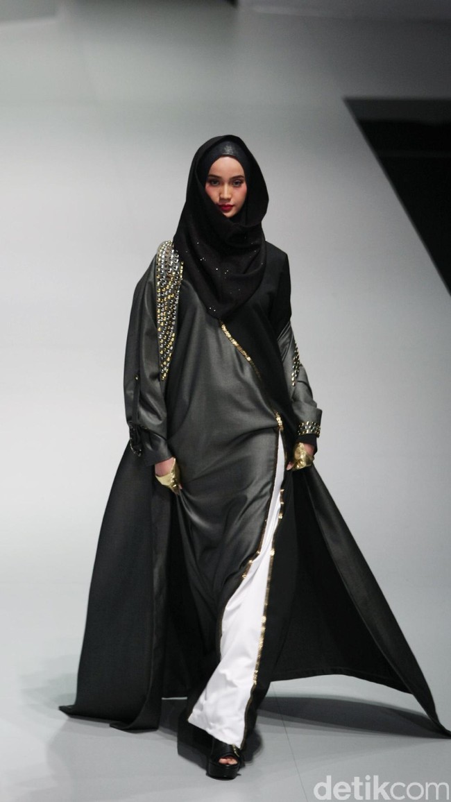Koleksi busana Hauri by Norma Hauri mengangkat tema Integrated di Indonesia Fashion Week 2017. Jakarta Convention Center. Senayan. Jakarta. [Foto: Mohammad Abduh/Wolipop]