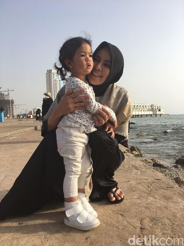 7 Gaya <i>Stylish</i> nan Menggemaskan Putri Olla Ramlan Saat Umrah