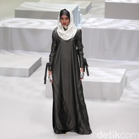 Koleksi busana Hauri by Norma Hauri mengangkat tema Integrated di Indonesia Fashion Week 2017. Jakarta Convention Center. Senayan. Jakarta. [Foto: Mohammad Abduh/Wolipop]