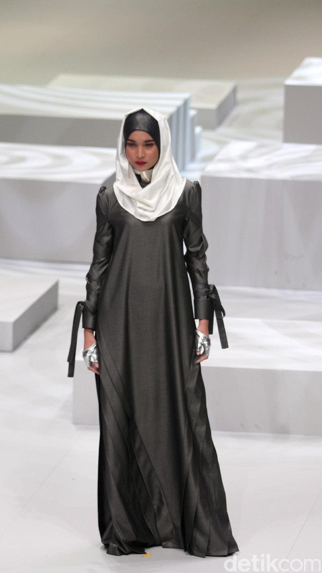 Koleksi busana Hauri by Norma Hauri mengangkat tema Integrated di Indonesia Fashion Week 2017. Jakarta Convention Center. Senayan. Jakarta. [Foto: Mohammad Abduh/Wolipop]
