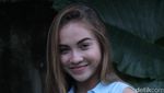 Gaya Ceria dan Centil ala Elina Joerg
