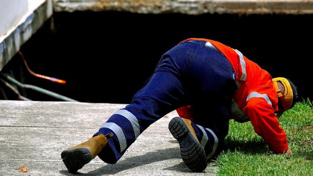 Petugas memeriksa lubang menganga yang tiba-tiba muncul
