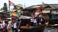 Warga mengikuti Parade Nelayan Tolak Reklamasi.