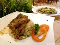 Brownstone : Spaghetti Saus Pesto Bertopping Keju Leleh