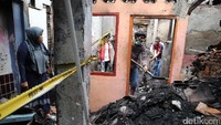 Mereka juga membersihkan rumah dari sisa-sisa material yang terbakar.