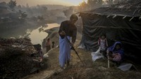 Seorang pria bernama Abdul Shukor bercerita bahwa ia melarikan diri ke Bangladesh 2 bulan lalu dari desa Rasidon pasca serangan militer ke desanya. Pasukan militer memotong tenggorokan dan membunuh putranya yang berusia 18 tahun di depan matanya.