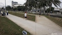 Ruang terbuka hijau ini juga dimanfaatkan warga pinggiran Ibukota untuk sekadar menghabiskan waktu dan bermain.