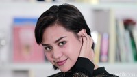 Meski kebanyakan lagunya bernuansa pop balada, namun ia mengaku adalah seorang pecinta jazz.