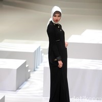 Koleksi busana Hauri by Norma Hauri mengangkat tema Integrated di Indonesia Fashion Week 2017. Jakarta Convention Center. Senayan. Jakarta. [Foto: Mohammad Abduh/Wolipop]