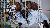 Warga melihat proses pembuatan grafiti.