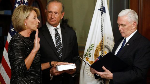 Betsy DeVos saat dilantik Wapres Mike Pence