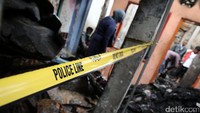 Garis polisi masih terpasang di TKP.