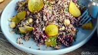 Foto: Untuk hidangan pembukanya, traveler bisa mulai dengan salad quinoa yang sehat dan juga menyegarkan. Cocok sebagai pembuka sebelum memasuki hidangan berikutnya (Wahyu/detikTravel)
