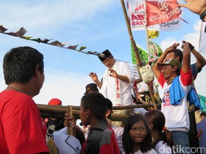 Hadiri Parade Nelayan Tolak Reklamasi, Anies Joget di Kapal