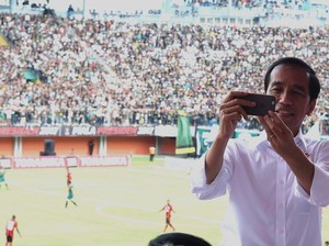 Saat Penyandang Disabilitas Senang Nonton Vlog Jokowi