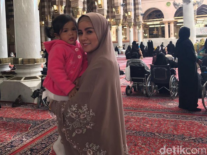 Foto Pesona Olla Ramlan Dengan Ragam Gaya Hijab Saat Umrah 