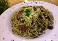 Brownstone : Spaghetti Saus Pesto Bertopping Keju Leleh
