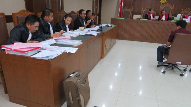 AKBP Brotoseno, Batik Cokelat dan Koper Uang Rp 1,9 Miliar