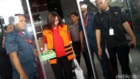 Ng Feni keluar gedung KPK usai diperiksa, Rabu (8/2).