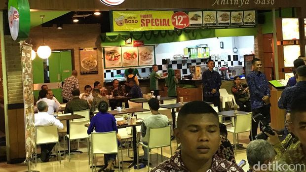 Nikmati Ambon Ala Jokowi: Salat Jemaah, Makan Bakso dan Beli Buku