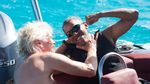 Bermain Kitesurfing di Karibia, Obama Semringah Banget