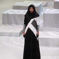 Koleksi busana Hauri by Norma Hauri mengangkat tema Integrated di Indonesia Fashion Week 2017. Jakarta Convention Center. Senayan. Jakarta. [Foto: Mohammad Abduh/Wolipop]