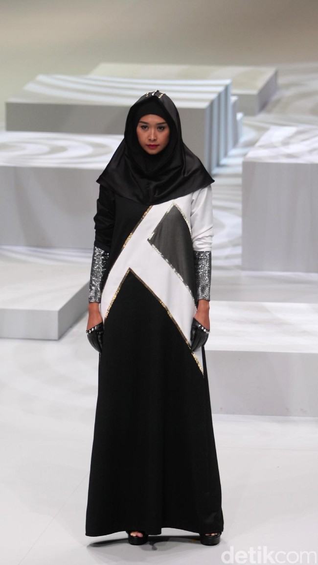 Koleksi busana Hauri by Norma Hauri mengangkat tema Integrated di Indonesia Fashion Week 2017. Jakarta Convention Center. Senayan. Jakarta. [Foto: Mohammad Abduh/Wolipop]