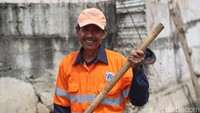 Petugas UPK Badan Air mengenakan rompi berwarna oranye. Mereka dikenal sebagai pasukan oranye seperti ‘saudara’ mereka yakni Petugas Penanganan Prasarana dan Sarana Umum (PPSU).