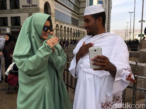 Merdunya Suara Dewi Sandra Saat Nyanyi Lagu Maher Zain di Madinah