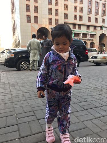 7 Gaya <i>Stylish</i> nan Menggemaskan Putri Olla Ramlan Saat Umrah