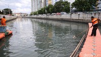 Alat khusus dikaitkan menjadi jembatan apung untuk memungut sampah.