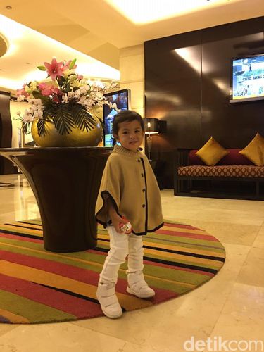 7 Gaya <i>Stylish</i> nan Menggemaskan Putri Olla Ramlan Saat Umrah