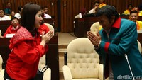 Grace Natalie dan Rhoma Irama saling menyapa saat tiba di ruang rapat Pansus RUU Pemilu di gedung DPR, Jakarta, rabu (8/2/2017).